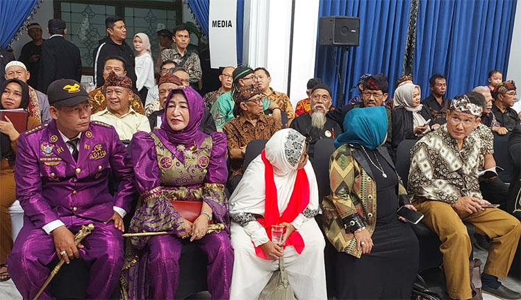 Beberapa tokoh Sunda di Jawa Barat yang menghadiri peresmian Majelis Musyawarah Sunda (MMS) di Gedung Sate, Jln. Diponegoro Bandung - (Sumber: Arie/BJN)