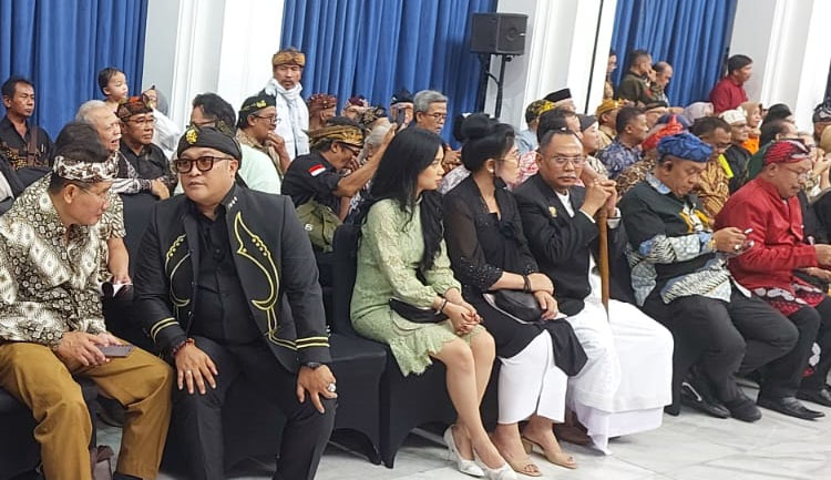 Beberapa tokoh Sunda di Jawa Barat yang menghadiri peresmian Majelis Musyawarah Sunda (MMS) di Gedung Sate, Jln. Diponegoro Bandung - (Sumber: Arie/BJN)