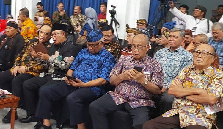 Beberapa tokoh Sunda di Jawa Barat yang menghadiri peresmian Majelis Musyawarah Sunda (MMS) di Gedung Sate, Jln. Diponegoro Bandung - (Sumber: Arie/BJN)