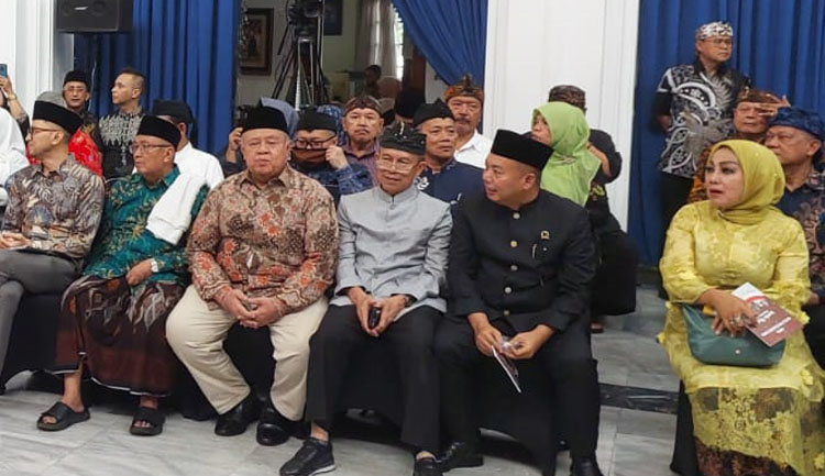 Beberapa tokoh Sunda di Jawa Barat yang menghadiri peresmian Majelis Musyawarah Sunda (MMS) di Gedung Sate, Jln. Diponegoro Bandung - (Sumber: Arie/BJN)