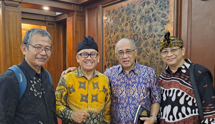 Beberapa tokoh Sunda di Jawa Barat yang menghadiri peresmian Majelis Musyawarah Sunda (MMS) di Gedung Sate, Jln. Diponegoro Bandung - (Sumber: Arie/BJN)