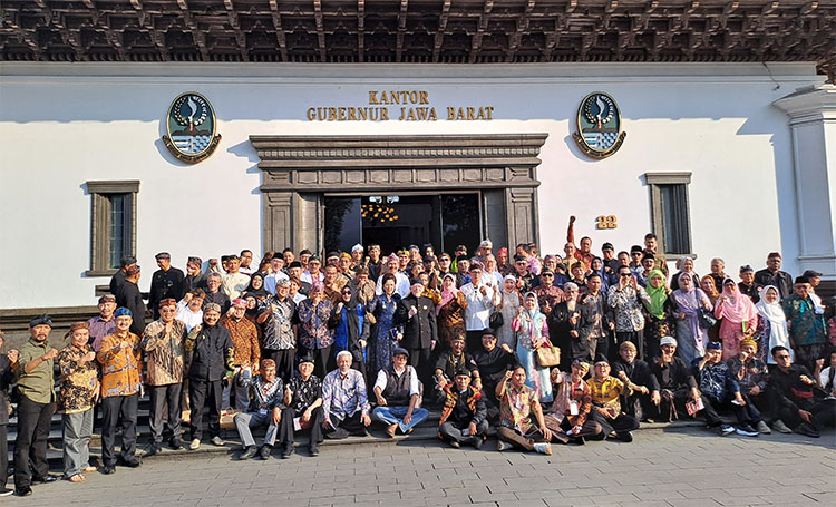 Foto bersama peserta peresmian MMS di depan Gedung Sate Bandung - (Sumber: Arie/BJN)