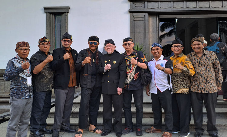 Foto bersama peserta peresmian Majelis Musyawarah Sunda (MMS) di depan Gedung Sate Bandung - (Sumber: Arie/BJN)