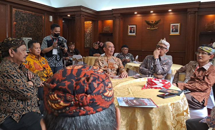 Pupuhu Gerakan Pilihan Sunda (Gerpis), Andri Perkasa Kantaprawira (paling kanan) bersama para tokoh Sunda lainnya - (Sumber: Arei/BJN)