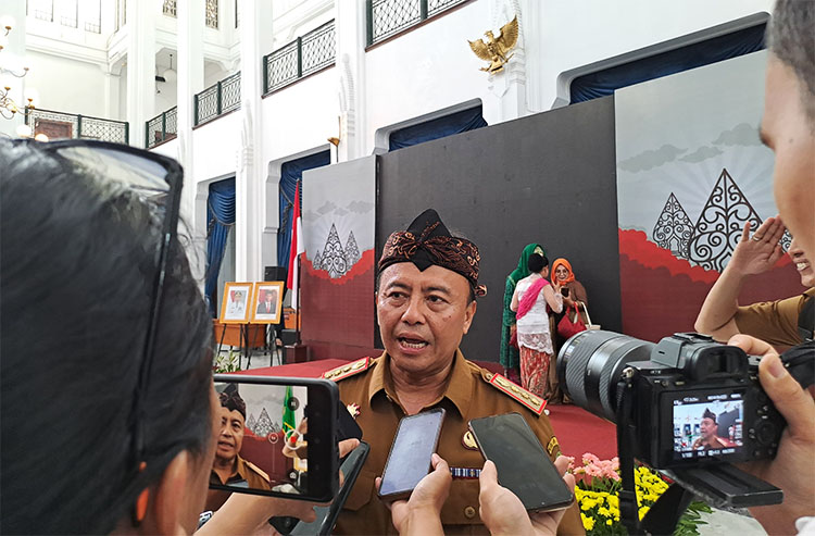 Sekda Jawa Barat, Herman Suryatman saat diwawancarai awak media terkait peresmian Majelis Musyawarah Sunda (MMS) di Gedung Sate - (Sumber: Arie/BJN)