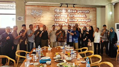 Foto bersama Laksamana TNI (Purn) Dr. Ade Supandi, S.E., M.A.P. (tengah, baju batik coklat) bersama warga Pasundan Kepri dan Batam pada Senin siang (28/10/24) di 2BY2 Cafe & Restaurant - (Sumber: Andri Yan)