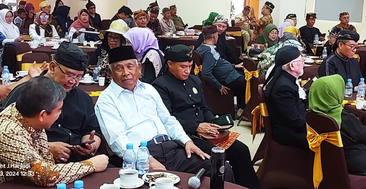 Beberapa tokoh Sunda yang hadir dalam acara Musyawarah Pertama Majelis Musyawarah Sunda (MMS) di Kampus Unpad, Jalan Dipati Ukur No.35 Kota Bandung pada Minggu (13/10/2024) - (Sumber: MajmusSunda.id)