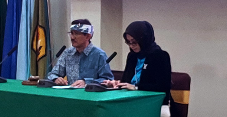 Panitia Kerja Musyawarah Pertama Majelis Musyawarah Sunda (MMS), Andri Perkasa Kantaprawira, S.IP., M.M. (kiri) bersama Dr. Nina Kurnia Hikmawati, S.E., M.M., M.Kom., CITPM (kanan) -(Sumber: MajmusSunda.id)