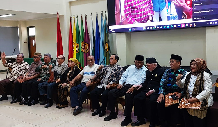 Foto bersama para peserta Musyawarah Pertama MMS yang berlangsung di Kampus Unpad, Jalan Dipati Ukur No.35 Bandung pada Minggu (13/10/2024) - (Sumber: MajmusSunda.id)