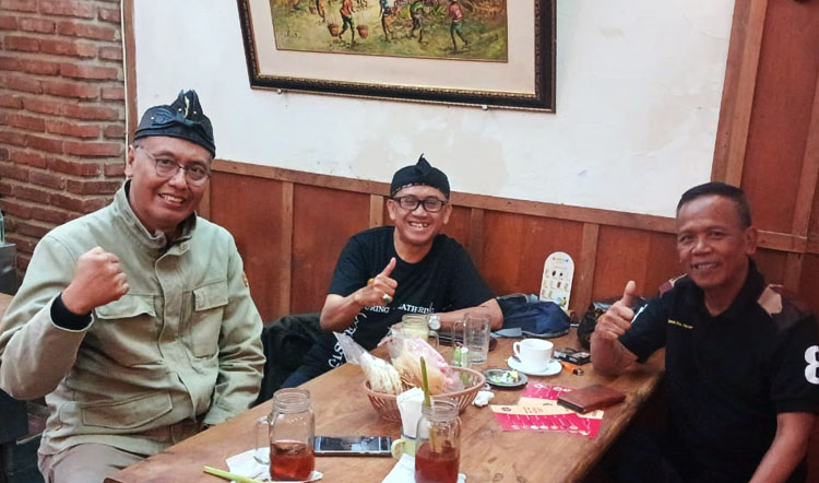 Penulis (kiri), Asep Zaenal Mustofa (tengah), dan Agus Mulyana (kanan) - (Sumber: Koleksi pribadj) 