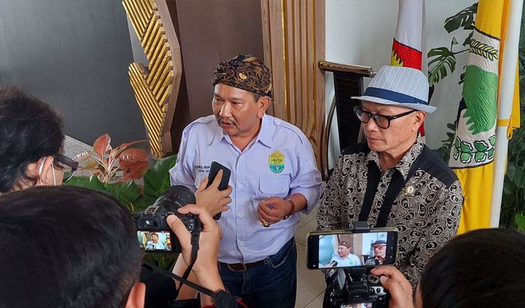 Ketua Umum Forkodetadda Jabar, Rd. H. Holil Aksan Umarzeen berdiri di samping Ketua DPRD Jabar, Dr. Buky Wibawa, M.Si., saat diwawancarai awak media usai pertemuan - (Sumber: MajmusSunda News)