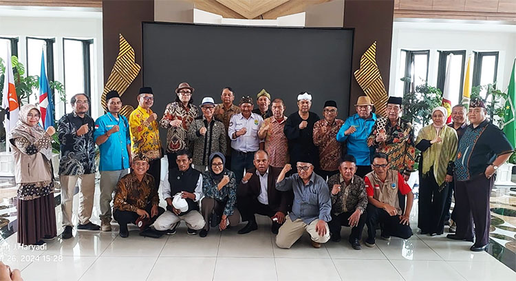 Foto bersama Ketua DPRD Jabar, Wakil Ketua DPRD Jabar, dan Forkodetada Jawa Barat - (Sumber: MajmusSunda News)