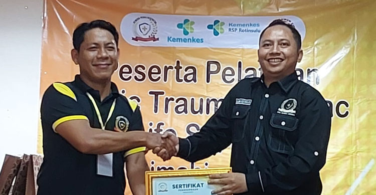 Ns. Enjang Ridwan, S.Kep. sebagai Ketua Umum Pemuda Peduli Kesehatan (PPK) memberikan sertifikat kepada salah seorang peserta Pelatihan BTCLS yang berprestasi - (Sumber: MajmusSunda News)