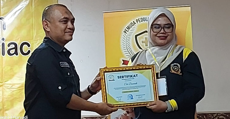 Direktur Puslatkes PPK Garda Medika, H. Ns. Oman Hendi, M.Kep memberikan sertifikat kepada peserta Pelatihan BTCLS yang berprestasi - (Sumber: MajmusSunda News)