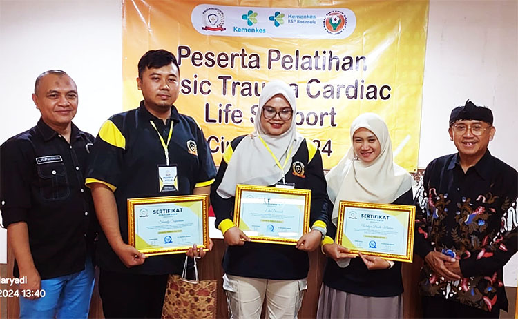 Foto para peserta Pelatihan BTCLS yang berprestasi bersama Direktur Puslatkes PPK Garda Medika, H. Ns. Oman Hendi, M.Kep. (kiri) dan salah seorang pengajar, Asep Zaenal Mustofa, S.K.M, M.Epid. (kanan) - (Sumber: MajmusSunda News)