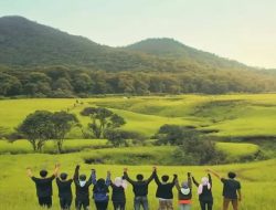 Tegal Panjang Gunung Papandayan Garut Lukisan Alam Hamparan Savana Hijau Eksotis dan Menakjubkan