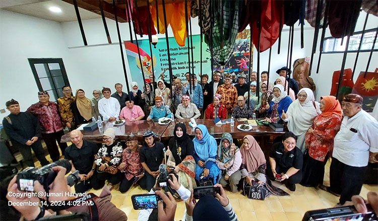 Foto bersama para peserta “Sarasehan Seniman dan Budayawan Bersama Kementerian Kebudayaan Republik Indonesia” - (Sumber: MajmusSunda News)