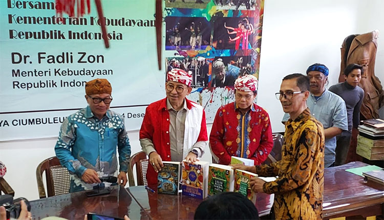 Penyerahan enam buah buku gastronomi karya Dr. Riadi Darwis, M.Pd. kepada Menteri Kebudayaan RI, Dr. Fadli Zon - (Sumber: MajmusSunda News)