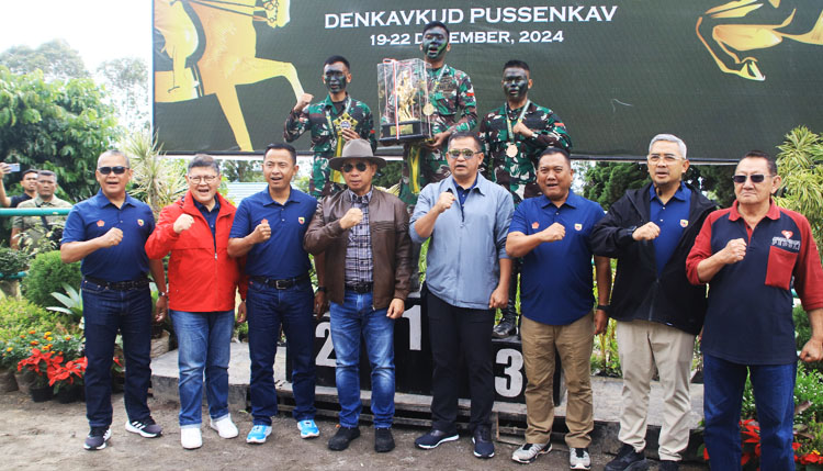 Panglima TNI, Jenderal TNI Agus Subiyanto, S.E., M.Si. (nomor 4 dari kiri) berfoto bersama para pejabat sipil dan militer saat menghadiri acara Lomba berkuda Piala Sudirman Tahun 2024 di Kecamatan Parongpong, Kabupaten Bandung Barat - (Sumber: Asep G.P.)