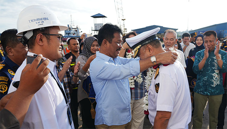 Kepala BP Batam HM Rudi saat mengalungkan karangan bunga kepada Nakhoda KM Kelud - (Sumber: Andri Yan)