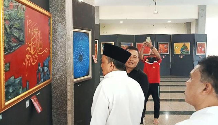 Peninjauan lokasi pameran lukisan kaligrafi kontemporer oleh Kadis Perpustakaan dan Arsip Batam dan Lurah Sukajadi Batam