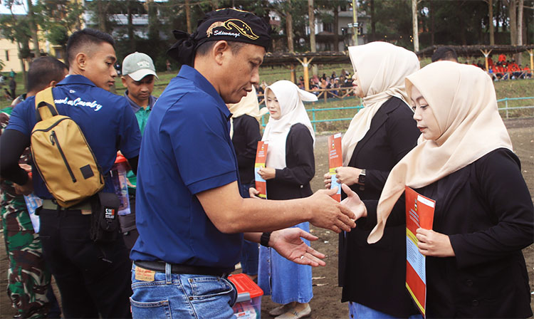 Pangdam III/Siliwangi, Mayjen TNI Dadang Arif Abdurahman saat memberikan bantuan sosial - (Sumber: Asep G.P.)