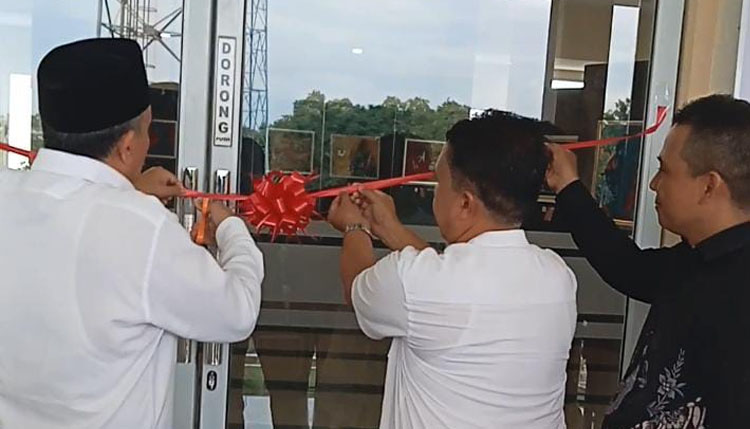 Kadis Perpustakaan dan Arsip Batam mewakili Pemko Batam, Bapak Samudin didampingi Lurah Sukajadi Bapak Syahrudin dan Andi Gunawan saat membuka pameran lukisan kaligrafi kontemporer di Aula Masjid Bukit Indah Sukajadi Batam