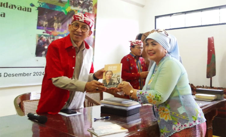 Halimah Munawir (kanan), salah seorang tokoh Sunda sedang menyerahkan buku berjudul “Untaian Kata untuk Dewi Sartika" kepada Menteri Kebudayaan RI, Dr. Fadli Zon (kanan) - (Sumber: MajmusSunda News)