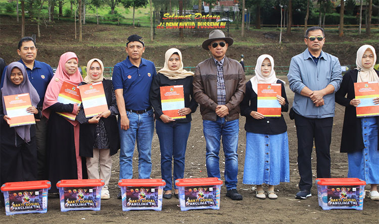 Panglima TNI, Jenderal TNI Agus Subiyanto, S.E., M.Si. didampingi Pangdam III/Siliwangi, Mayjen TNI Dadang Arif Abdurahman, S.E., M.Si., CHRMP, dan Kasad Jenderal TNI Maruli Simanjuntak, M.Sc. berfoto bersama para penerima bantuan sosial - (Sumber: Asep G.P.)