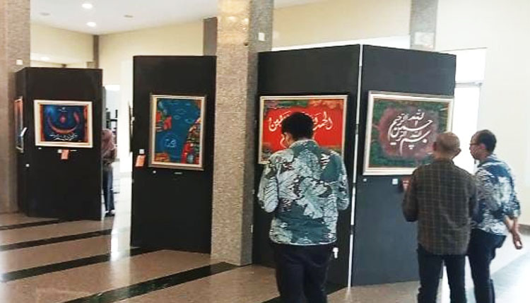 Para pengunjung saat menyaksikan pameran lukisan kaligrafi kontemporer karya Andi Gunawan