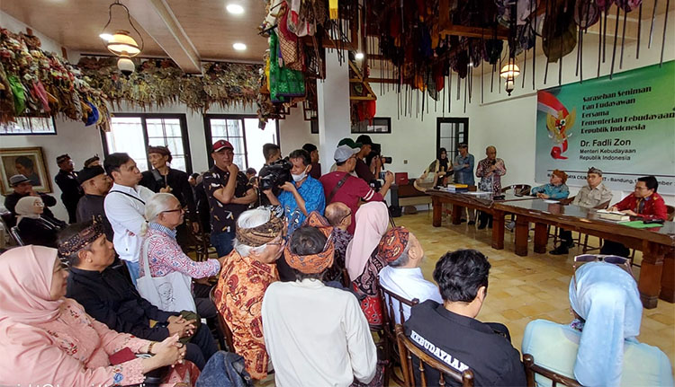 Suasana acara sarasehan budaya antara MMS dengan Menteri Kebudayaan RI di Rumah Budaya Ciumbuleuit, Kota Bandung pada Sabtu (14/12/2024) yang berlangsung meriah - (Sumber: Arie/MajmusSunda News)