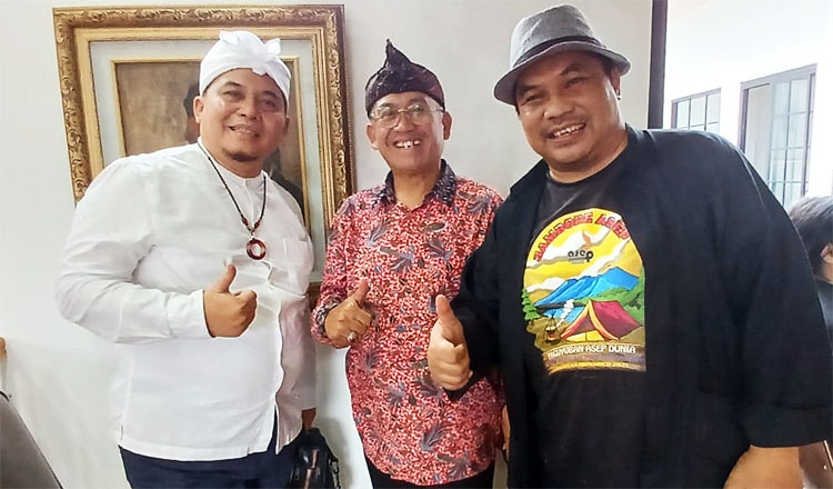 Direktur/Pimpinan Perusahaan MajmusSunda News, Asep Zaenal Mustofa, S.K.M., M,Epid. (tengah) yang juga merangkap reporter berfoto bersama artis Denny Chandra (kiri) dan seniman Sunda yang juga anggota MMS, Asep Chaeruloh (kanan) – (Sumber: MajmusSunda News)