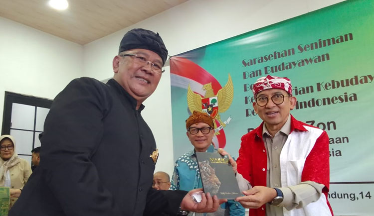 Penyerahan buku dari tokoh Sunda kepada Menteri Kebudayaan, Dr. Fadli Zon) - (Sumber: MajmusSunda News)
