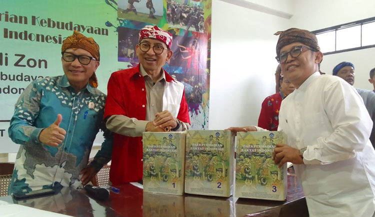 Penyerahan buku dari tokoh Sunda kepada Menteri Kebudayaan, Dr. Fadli Zon) - (Sumber: MajmusSunda News)