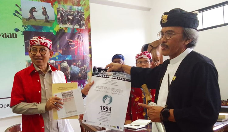 Penyerahan buku dari tokoh Sunda kepada Menteri Kebudayaan, Dr. Fadli Zon) - (Sumber: MajmusSunda News)
