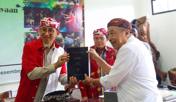 Penyerahan buku dari tokoh Sunda kepada Menteri Kebudayaan, Dr. Fadli Zon) - (Sumber: MajmusSunda News)