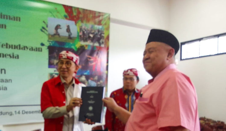 Penyerahan buku dari tokoh Sunda kepada Menteri Kebudayaan, Dr. Fadli Zon) - (Sumber: MajmusSunda News)