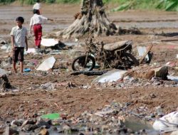 Ketua PMI Imbau Tim Gabungan Distribusikan Bantuan Korban Banjir Sukabumi Agar Berhati-hati Hujan Masih Turun