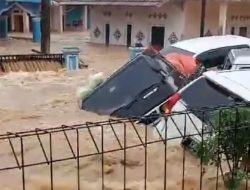 Sungai Cikaso Sukabumi Meluap Sejumlah Minibus Hilang Terseret Arus Banjir