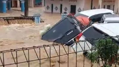 Sungai Cikaso Sukabumi Meluap Sejumlah Minibus Hilang Terseret Arus Banjir