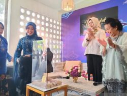 Otje Djunjunan Apresiasi Usaha Aksesori Perhiasan Kerajinan Tangan Ardelya Craft Bercorak Sunda