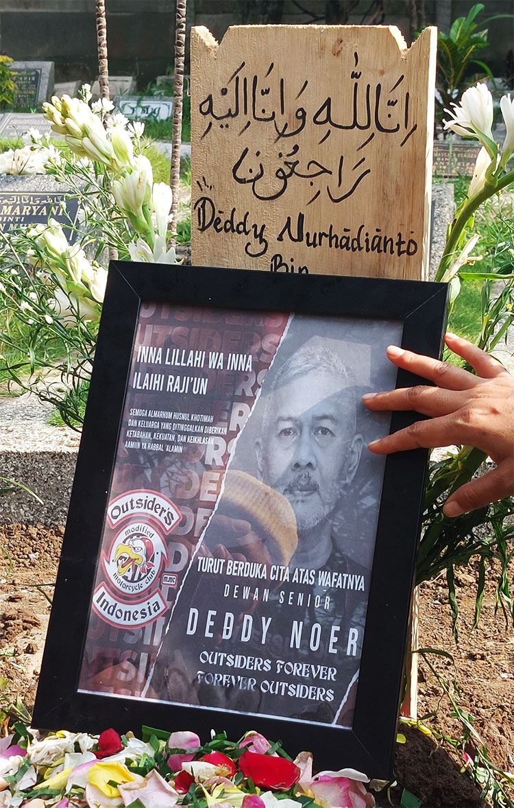 Potret almarhum Dedi Nurhadianto di pemakamannya - (Sumber: AZM)