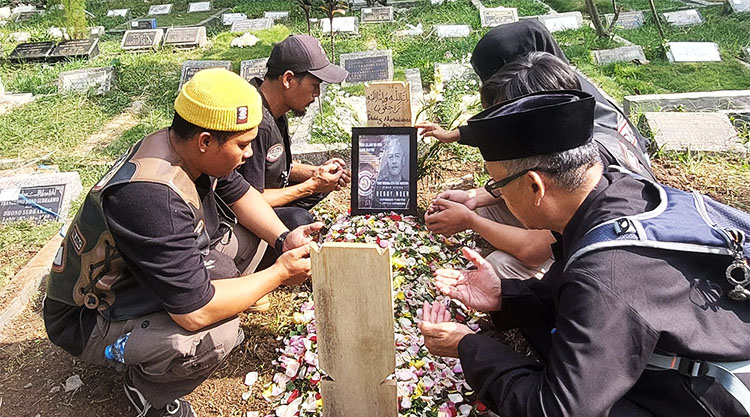 Pimpinan perusahaan media online MajmusSunda News, Asep Zaenal Mustofa (kanan) saat berziarah dan mendoakan Almarhum Dedi Nurhadianto di pemakaman - (Sumber: AZM)