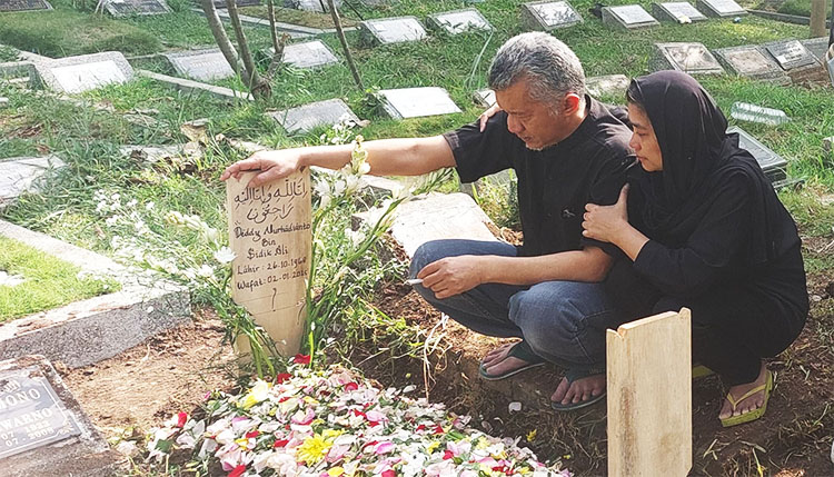 Keluarga almarhum saat berada di makam Almarhum Dedi Nurhadianto yang dimakamkan hari ini, Jumat (03/01/2025) - (Sumber: AZM)