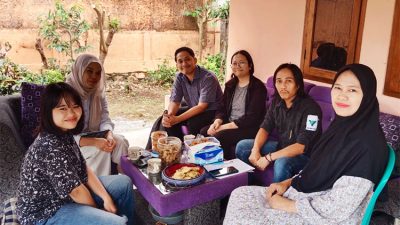 Penerimaan mahasiswa Fakultas Farmasi Universitas Jenderal Achmad Yani (Unjani), Kota Cimahi di rumah sesepuh Nagrak, Rd. Euis Sulastri - (Sumber: CRI)
