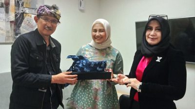Ketua Badan Pekerja MMS, Andri Perkasa Kantaprawira (kiri) bersama Sekretaris Badan Pekerjaa MMS, Nina Kurnia Hikmawati (kanan) memberikan cindera mata berupa iket Sunda kepada Elma (tengah) selaku Sekretaris Pemimpin Divisi Corporate Secretary Bank BJB - (Sumber: Asep Ruslan)