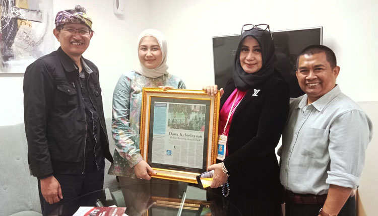 Elma selaku Sekretaris Pemimpin Divisi Corporate Secretary Bank BJB (kedua dari kiri) memberikan cindera mata kepada Pengurus Badan Pekerja MMS yang diterima oleh Nina Kurnia Hikmawati (ketiga dari kiri) selaku sekretaris Badan Pekerja MMS didampingi Andri Perkasa Kantaprawira (Ketua) dan Asep Ruslan (Anggota)