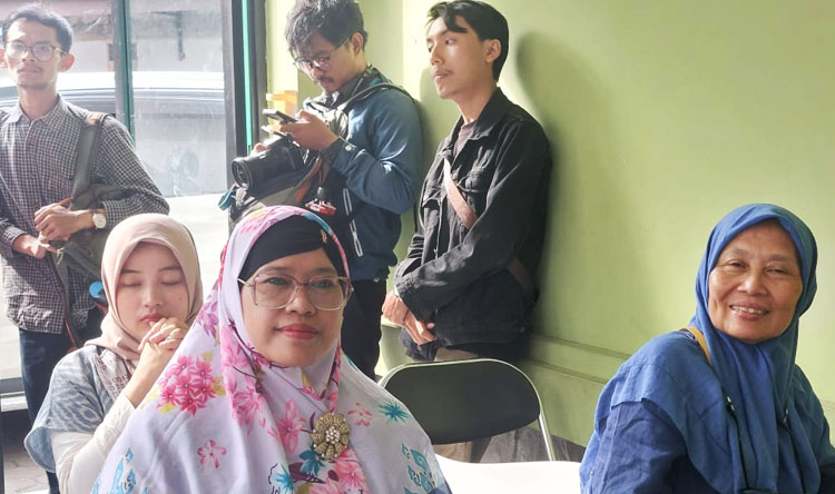 Prof. Chye Retti Isnendes bersama anak hungsu Ajip Rosidi