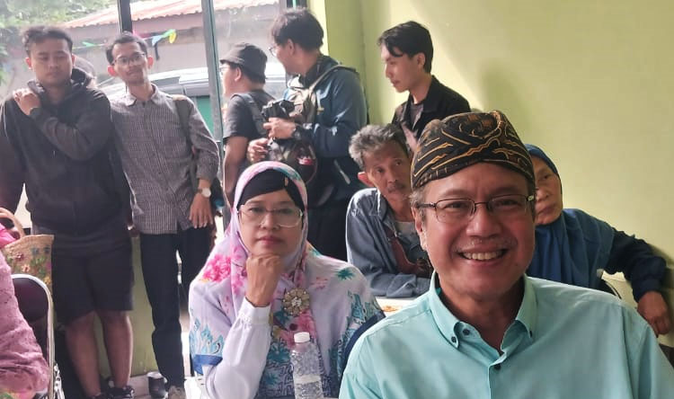 Prof. Chye Retti Isnendes bersama Avi Taufik dari Majelis Musyawarah Sunda (MMS) - (Sumber: AZM)