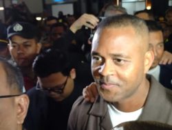 Patrick Kluivert Tiba di Bandara Soetta, Disambut Meriah Puluhan Suporter dan Penggemar